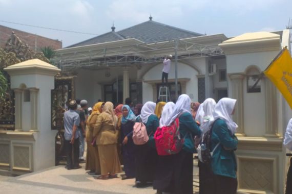 Rumah Duka Mahasiswa Kedokteran Fairuz Anata yang Meninggal di JTTS Dibanjiri Pelayat - JPNN.COM