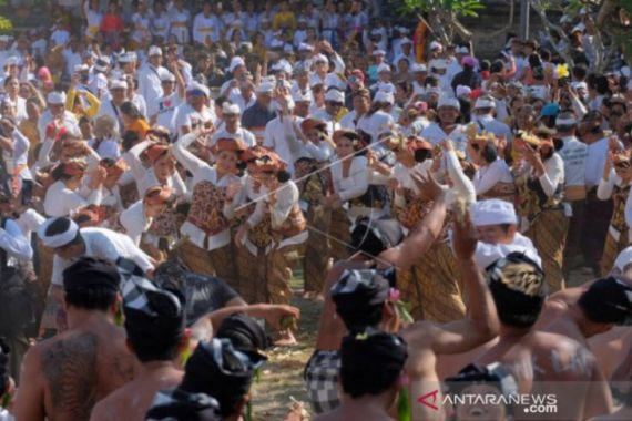Perang Ketupat, Tradisi Warga Desa Kapal Bali untuk Memohon Kemakmuran - JPNN.COM