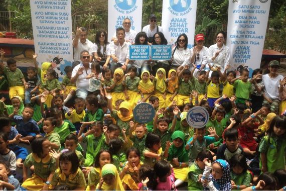 Komunitas Abhinaya Aryaguna Bersama Anak Kolong NKRI Ajak Anak-Anak Minum Susu - JPNN.COM