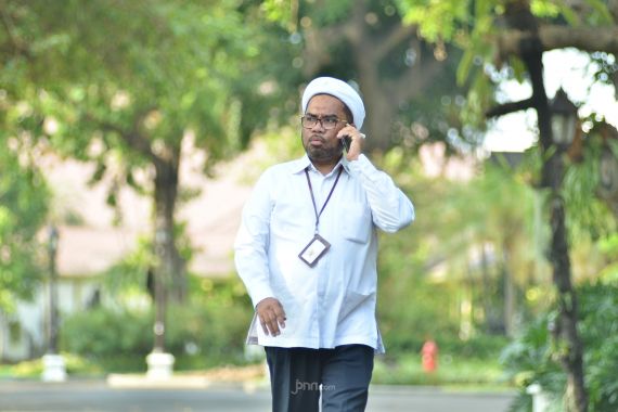Analisis Ngabalin soal Penusukan Syekh Ali Jaber, Singgung Wajah Ganteng Pelaku - JPNN.COM