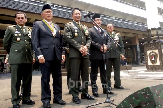 TNI AD Raih WTP, Jenderal Andika Sematkan Bintang Kehormatan kepada 2 Petinggi BPK - JPNN.COM