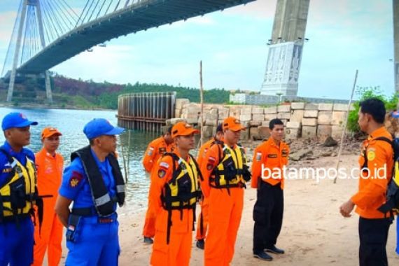 Pria Turun dari Mobil dan Langsung Terjun Bebas dari Jembatan Barelang - JPNN.COM