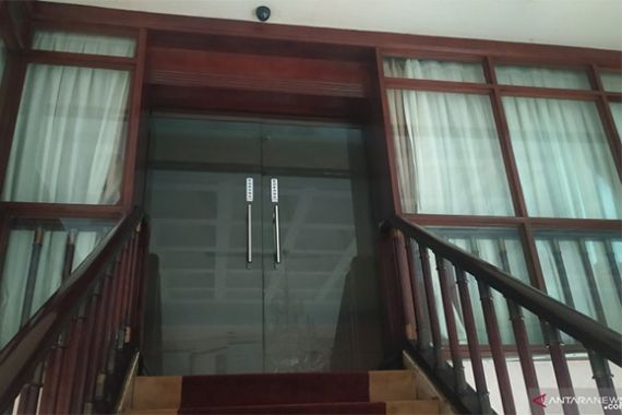 Wali Kota Medan Kena OTT, Ruangannya Gelap, Sapu Merah Muda Mengganjal Pintu - JPNN.COM