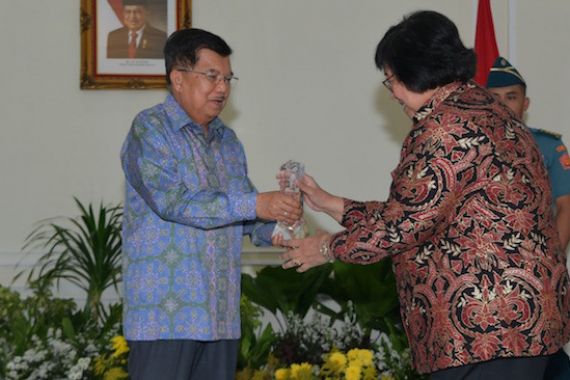 Menteri LHK Terima Penghargaan untuk Inovasi Sipongi dan Proper dari Wapres - JPNN.COM