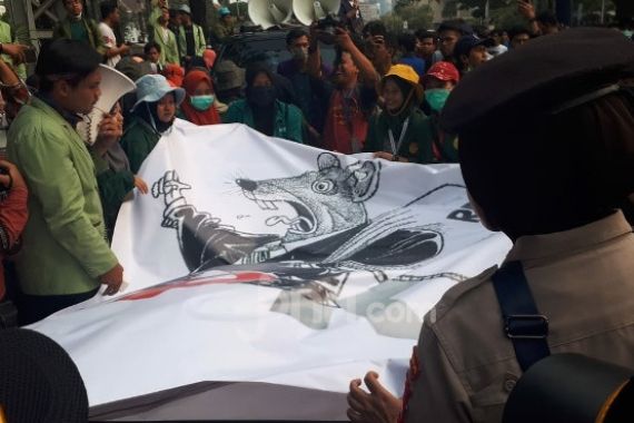 BEM SI Berupaya agar Presiden Jokowi Melihat Poster Tikus Berdasi - JPNN.COM