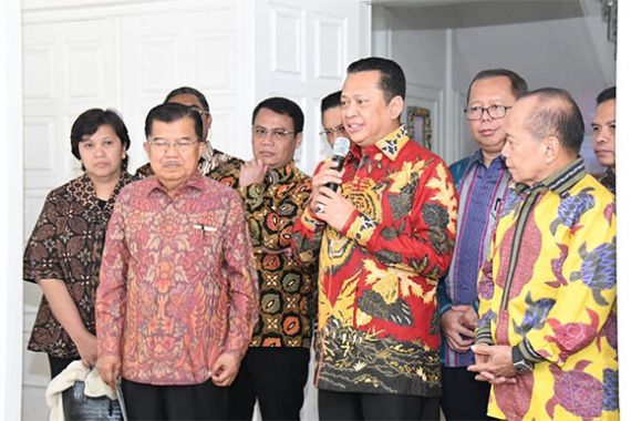 Pimpinan MPR Dapat Jamuan Nasi Goreng dan Lontong Sayur di Rumah Pak JK - JPNN.COM