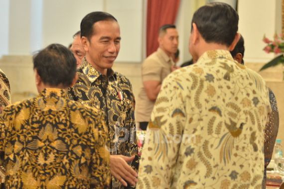 Perpisahan dengan Menteri, Jokowi Minta Maaf Sering Telepon Tengah Malam - JPNN.COM