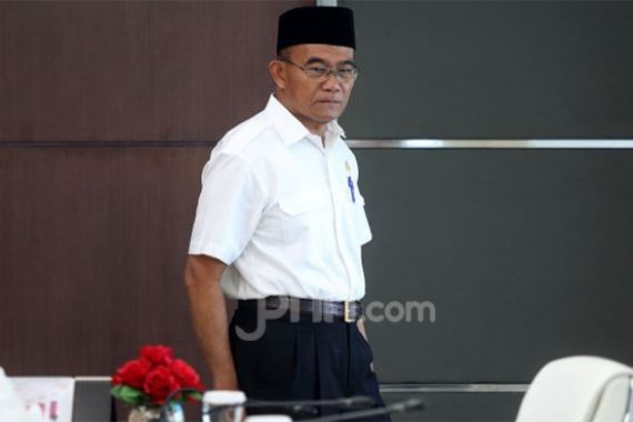 Kecam Pengeboman Katedral Makassar, Menteri Muhadjir Pakai Kata 'Dibenci Tuhan' - JPNN.COM