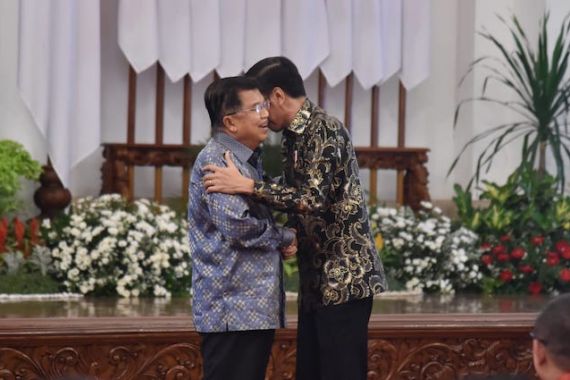 Momen Presiden Jokowi Merangkul Pak JK Jelang Akhir Tugas Kabinet Kerja - JPNN.COM