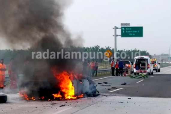 Kecelakaan Maut di JTTS, 4 Penumpang Sedan Tewas Terbakar - JPNN.COM