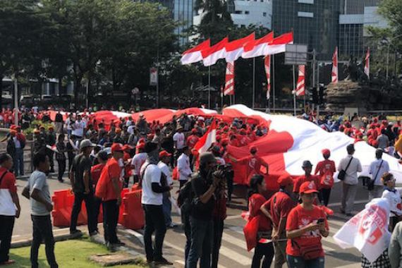 Jokowi Dilantik, Relawan Bentangkan Bendera Merah Putih Sepanjang 200 Meter - JPNN.COM
