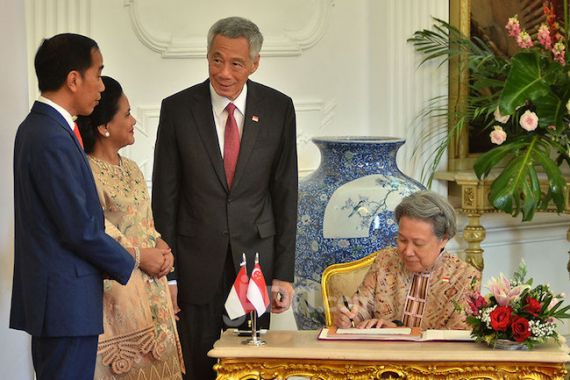 So Sweet, Pak Jokowi Momong Cucu Dulu Sebelum Pelantikan Presiden dan Wapres - JPNN.COM