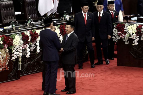 Standing Applause untuk Pak JK di Pelantikan Jokowi - Ma'ruf - JPNN.COM