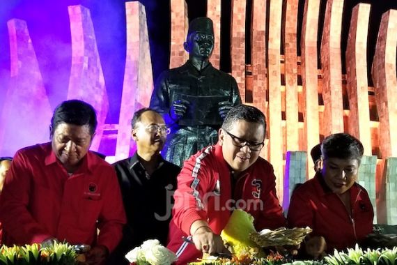 Jokowi Dilantik Lagi, PDIP Tumpengan di Tugu Proklamasi - JPNN.COM