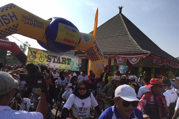 Ribuan Peserta Gowes Nusantara 2019 Semangat Bersepeda di Pringsewu - JPNN.COM