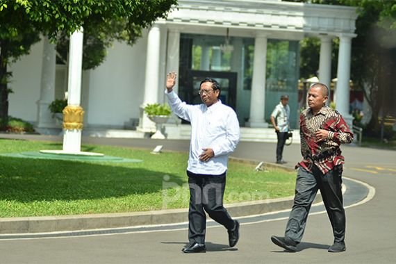 Mahfud MD Tiba di Istana Memakai Kemeja Putih, Tergesa-gesa, Tak Tahu Kenapa - JPNN.COM