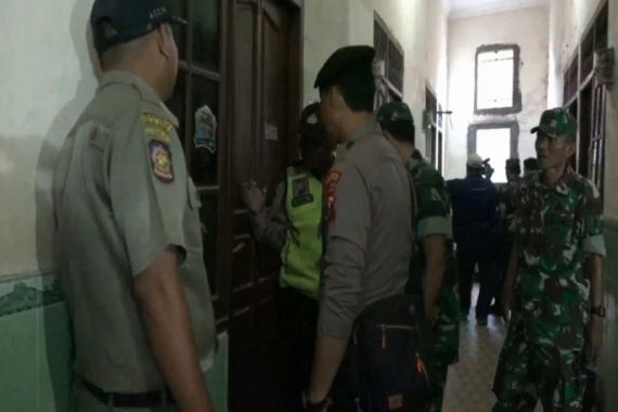 Pasangan Kumpul Kebo Kaget Lihat TNI dan Polisi di Depan Kamar, Mau Kabur? - JPNN.COM