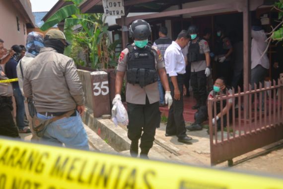Densus 88 Geledah Rumah Terduga Teroris Lampung, Sejumlah Bahan Peledak Ditemukan - JPNN.COM