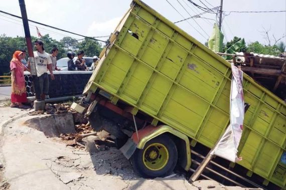 Ngeri, Truk Tabrak Bengkel Motor di Pandeglang Banten - JPNN.COM