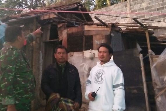 Angin Gusty Menghancurkan Puluhan Rumah, 200 Warga Terpaksa Mengungsi - JPNN.COM