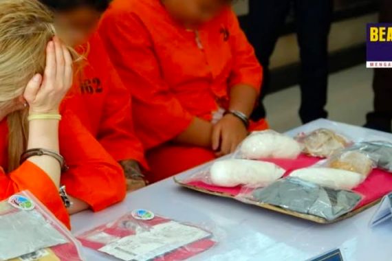 Hmmm..Petugas Menemukan Sesuatu di Celana Dalam Dua Wanita Thailand Ini - JPNN.COM
