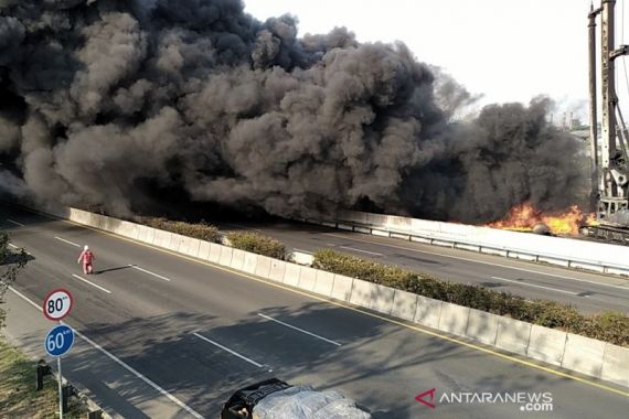 Pipa Minyak di Tol Purbaleunyi Terbakar, Arus Kendaraan Dialihkan - JPNN.COM