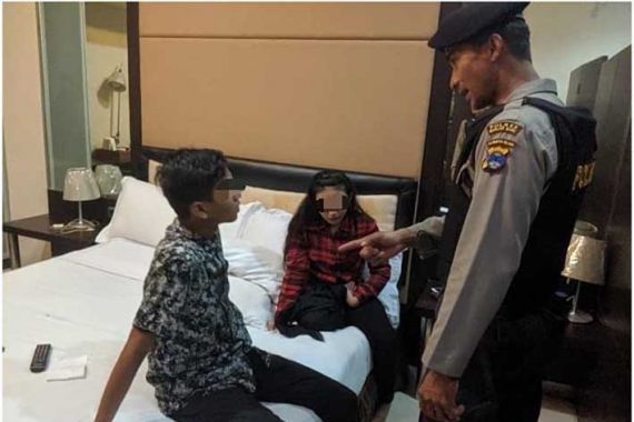 Sepasang Remaja Lagi Asyik Berduaan di Kamar Hotel Saat Polisi Datang - JPNN.COM