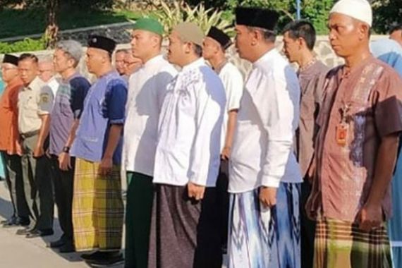 ASN Pria di Pemkab Bogor Pakai Sarung - JPNN.COM