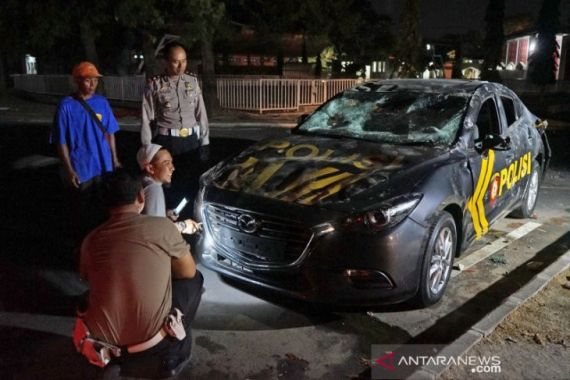 Duel PSIM vs Persis Solo Berakhir Ricuh, Suporter Rusak Mobil Polisi - JPNN.COM