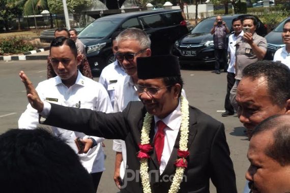 Tiba di Kantor Kemenko Polhukam, Mahfud MD Disambut Tepuk Tangan Meriah - JPNN.COM