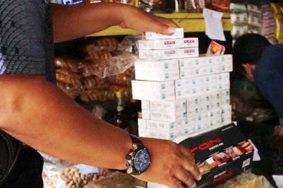 Operasi Pasar, Petugas Bea Cukai Jelaskan Cara Jual Rokok Sesuai Aturan - JPNN.COM