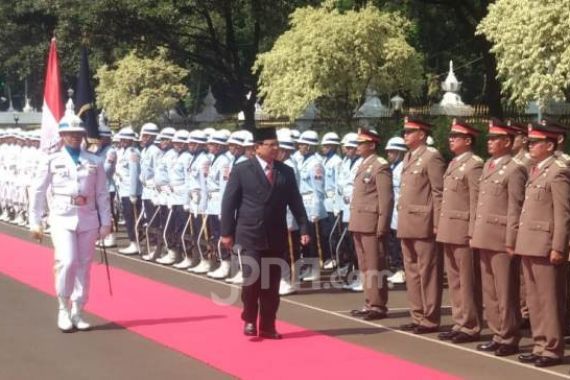 Hangat, Prabowo Menyalami Seluruh Pejabat Kemenhan Satu per Satu - JPNN.COM