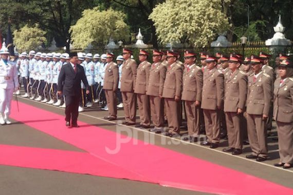 Prabowo Periksa Pasukan, Langkah Tegap di Karpet Merah - JPNN.COM