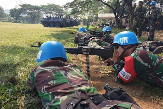Bersenjata Lengkap, Belasan Personel Satgas TNI Tampak Tiarap, Posisi Siap Menembak - JPNN.COM