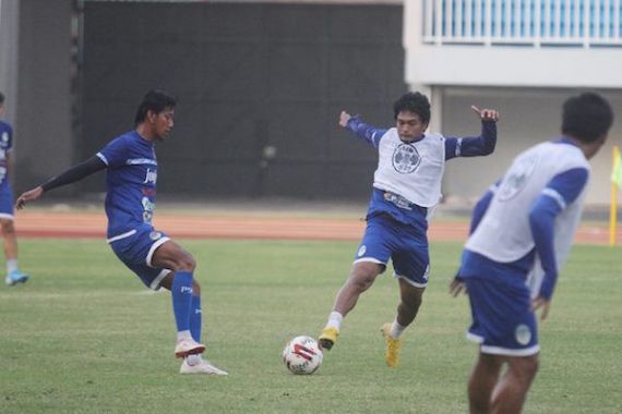 Hukuman Berat Menanti Tolle Atas Aksi Brutalnya di Laga PSIM vs Persis - JPNN.COM