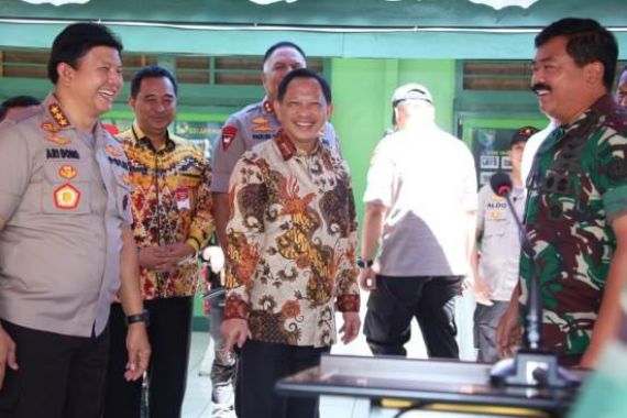Tito Karnavian Mendapat Kejutan dari Prajurit TNI dan Polri di Wamena - JPNN.COM