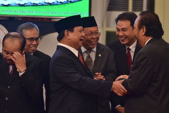Prabowo dan Surya Paloh Terlihat Akrab di Istana - JPNN.COM