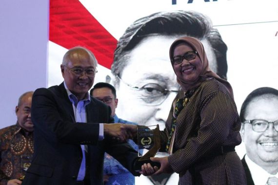Ade Yasin Bawa Kabupaten Bogor Raih Anugerah Pandu Negeri 2019 - JPNN.COM