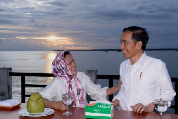 So Sweet, Lihat Nih Senja Romantis Jokowi dan Iriana di Kaimana - JPNN.COM