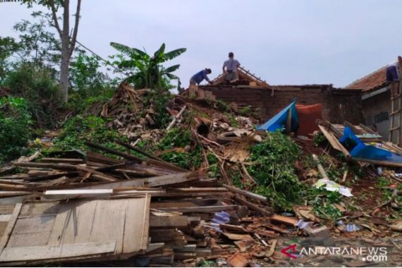 Puting Beliung Terjang Cianjur, Rumah Warga Rusak Berat - JPNN.COM
