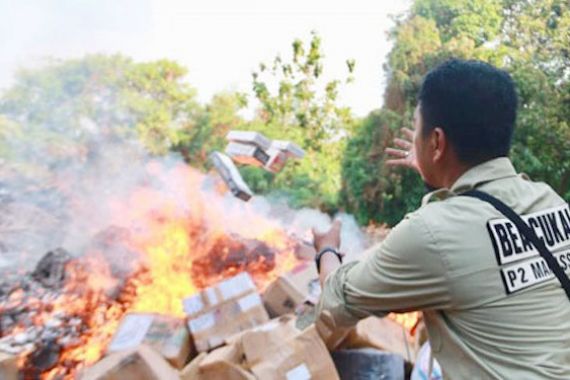 Bea Cukai Makassar Memusnahkan Barang Penindakan Senilai Rp 1,1 Miliar - JPNN.COM