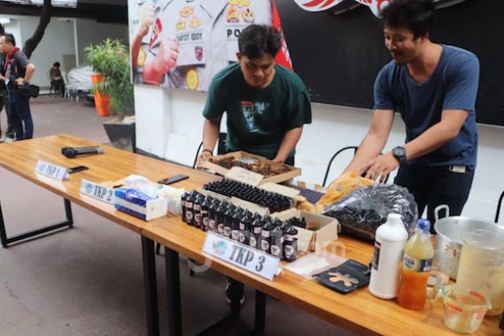 Polisi Ungkap Kasus Penjualan Cairan Rokok Elektronik Mengandung Narkoba - JPNN.COM