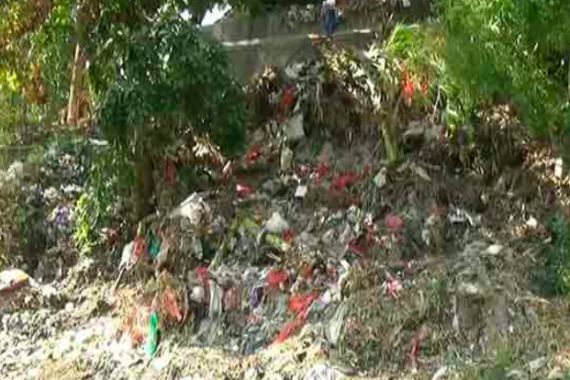 Jorok! Banyak Tumpukan Sampah Popok di Sungai Bengawan Solo - JPNN.COM
