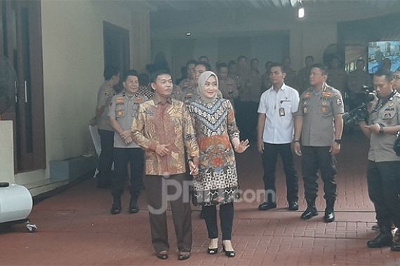 Pamer Kemesraan, Calon Kapolri Idham Azis dan Istri Sambut Komisi III DPR - JPNN.COM