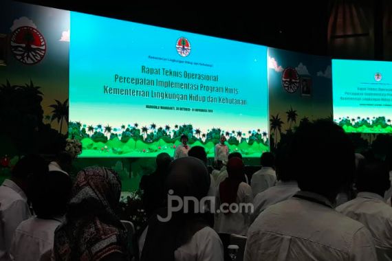 Menteri Siti: Jangan Usai Salat Jumat, Langsung Kabur dari Kantor! - JPNN.COM