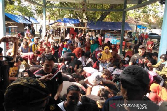 Tawurji, Tradisi Sedekah Keluarga Keraton Kanoman Cirebon untuk Masyarakat Miskin - JPNN.COM