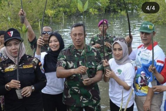 Perempuan Tani HKTI DKI Jakarta Sumbang Bibit Mangrove di Belitung - JPNN.COM