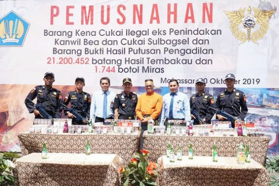 Puluhan Juta Batang Rokok dan Ribuan Miras Ilegal Dimusnahkan Bea Cukai Makassar - JPNN.COM