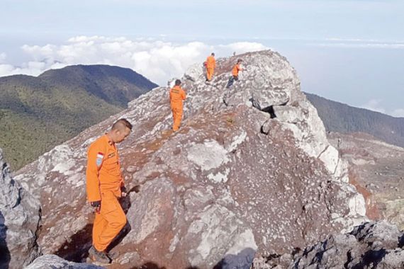 Dua Pendaki yang Hilang di Gunung Dempo Belum Ditemukan - JPNN.COM