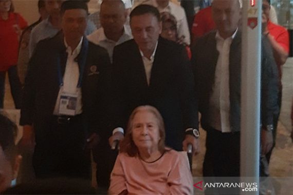 Demi Sang Ibu, Mochamad Iriawan Tiba-Tiba Keluar dari Arena KLB PSSI - JPNN.COM